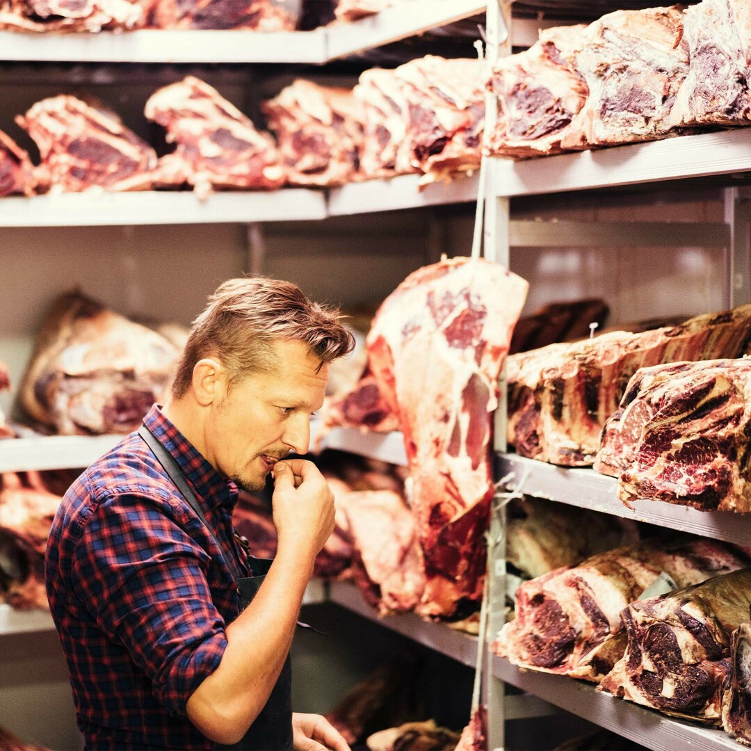 Hendrik Dierendonck goûte la viande maturée.