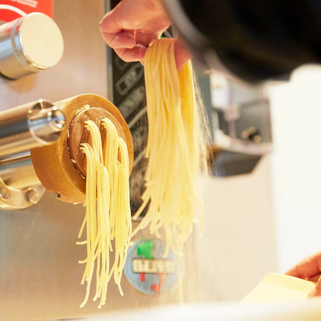 Préparation de spaghettis frais chez le partenaire Pastati.